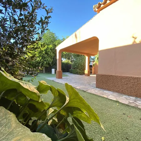 Chalet Casa Con Jardin Privado Y Piscina Compartida