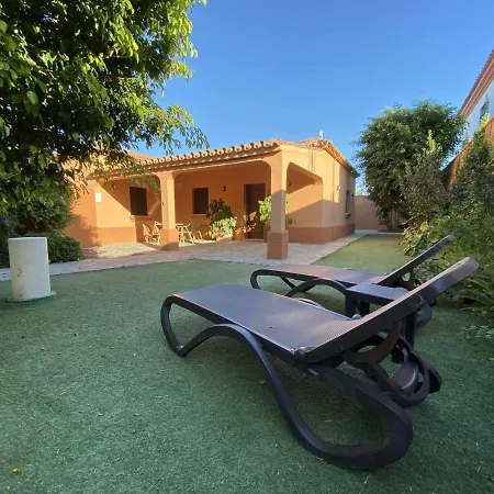 Chalet Casa Con Jardin Privado Y Piscina Compartida